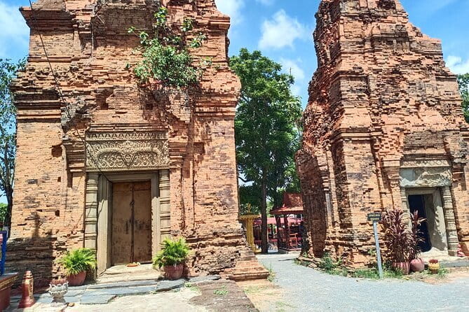 A Day Trip to Angkor Wat, Bayon, Taprohm from Phnom Penh - Price and budget: what $165 buys you, and what to add
