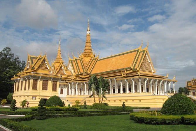 A Day Trip to Angkor Wat, Bayon, Taprohm from Phnom Penh - A practical packing list for this Angkor-from-Phnom-Penh day