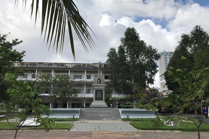 ( Free eSim) Phnom Penh Historical Full Day Tour - Transport, group size, and the tuk-tuk switch