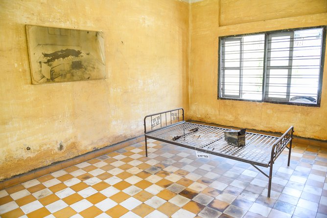 Full-Day Phnom Penh Sightseeing Tour & Killing Field - National Museum: pre-Angkorian art in a historic building