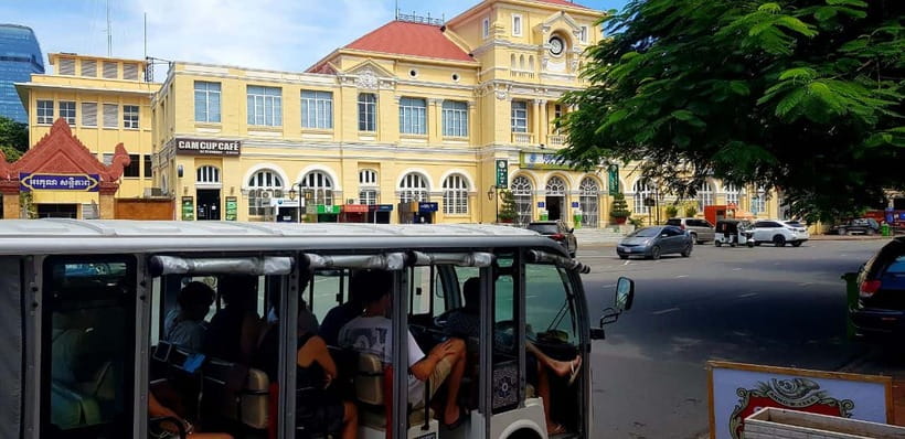 Heritage tour of Phnom Penh in electric bus - Tablets, headsets, and 10 languages: the guide format