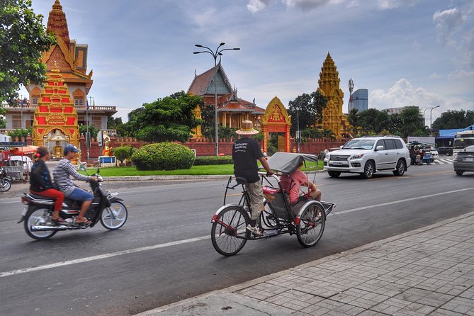 Hidden Phnom Penh City Tour, Royal Palace, Wat Phnom - Wat Botum Park / Botumvatey Pagoda: a clean finish near food and drinks