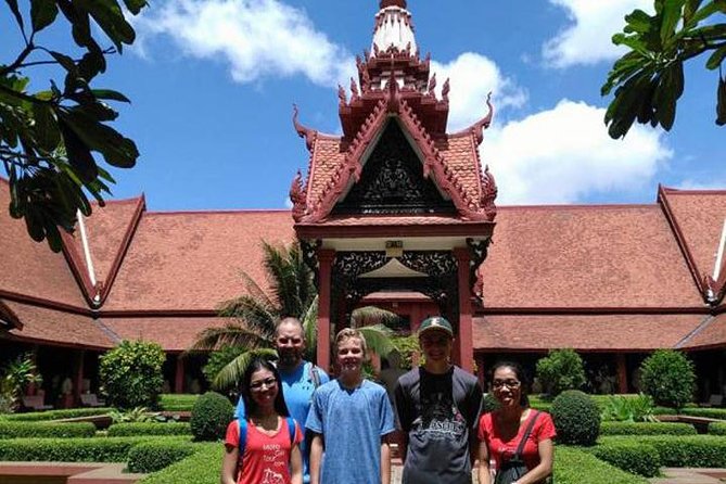 MotoGirl - Day Tour - Wat Phnom: A 14th-Century Temple Moment in the City