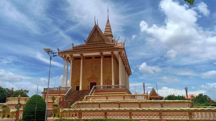 Oudong Mountain - Phnom Penh Former Capital Private Day Tour - The climb to Oudong: 500 steps, $1 access, and how to make it easier