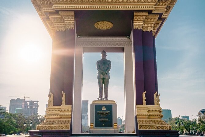 Phnom Pehn City Must See Highlight Guided Tour - Independence Monument and Saint 368: quick photos, then a break that feels local