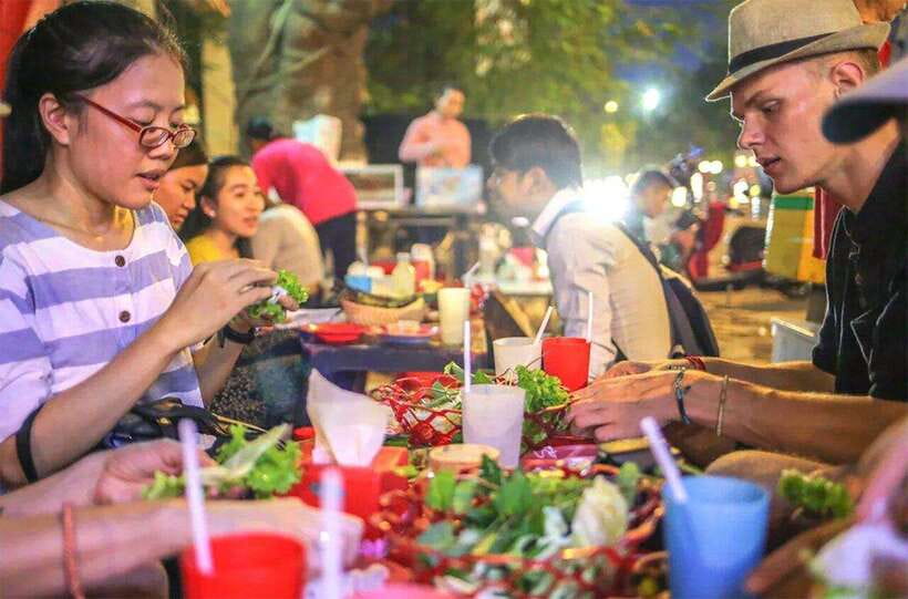 Phnom Penh: 9 Exciting Spots Evening Tuk-Tuk Tour - Diamond Island vs. Palace Photos: Choosing Your Priorities