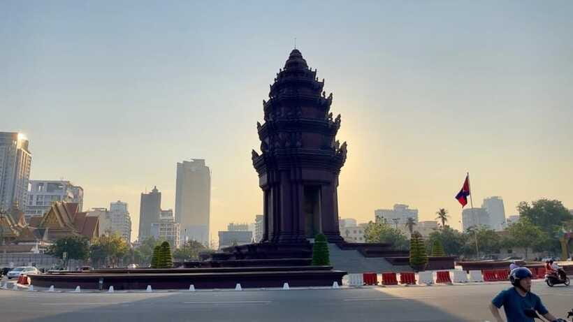 Phnom Penh: Authentic Walking Food Tour with Local Guide - Royal Palace Park: a change of scenery, still tied to what you’re eating