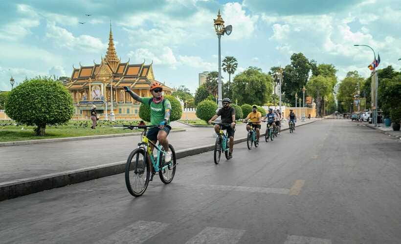 Phnom Penh: Bike & Boat Tour / E-Bike Available - Silk House: traditional silk weaving you can watch up close