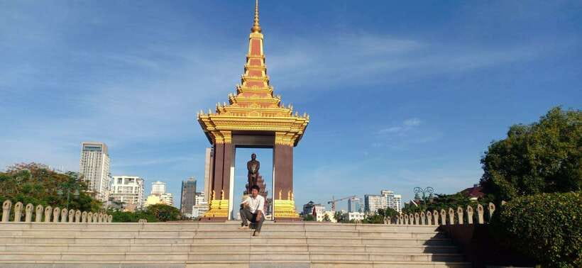 Phnom Penh: City & Silk Island Full or Half Day Tour - Wat Ounalom and Central Market: faith in the morning, real shopping in the afternoon