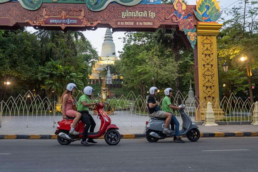 Phnom Penh: City & Silk Island Haft Day or Full Day Tour - Wat Phnom: a hilltop stop with real local energy