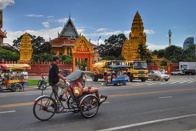 Phnom Penh city Tour by Cyclo - Stop 1: Sorya Center Point and meeting your cyclo driver