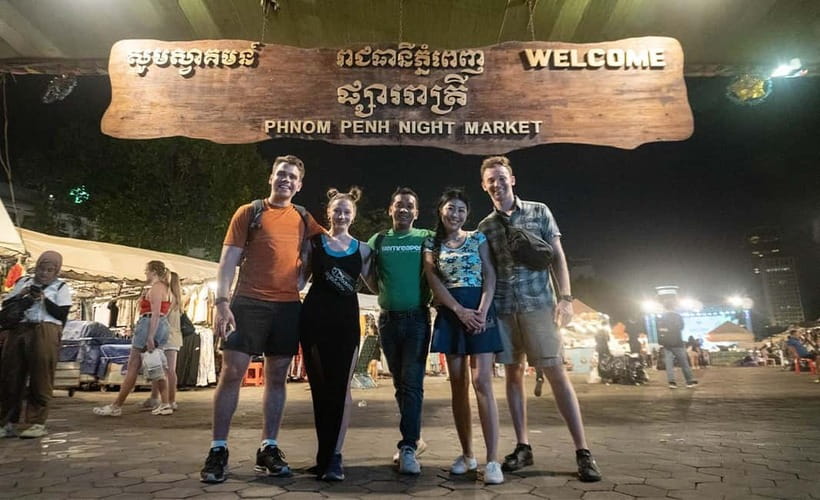 Phnom Penh: Evening City Tour by Tuk Tuk with 1 Dinner - Independence Monument and the Sihanouk statue: national symbols with strong photo appeal