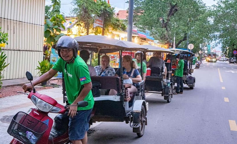 Phnom Penh: Evening City Tour by Tuk Tuk with 1 Dinner - Norea Island satellite area: calm views before heading back