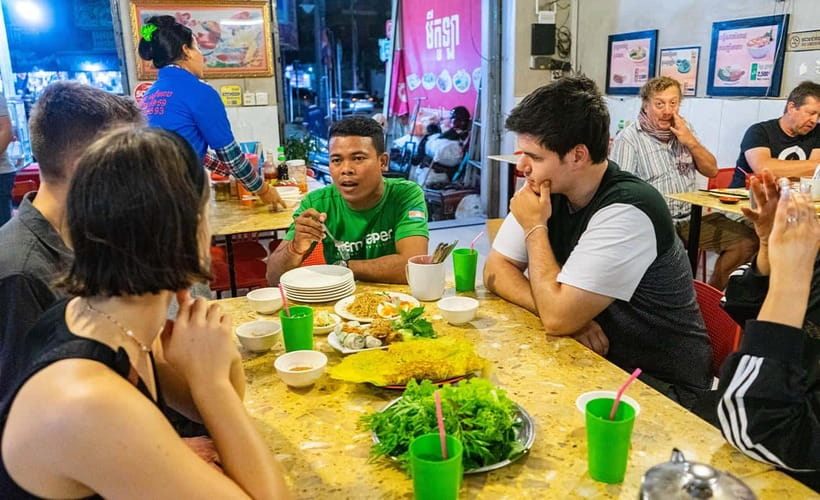 Phnom Penh: Evening Food Tour with Drinks & Tuk Tuk Included - Why a tuk-tuk night tour makes Phnom Penh easier