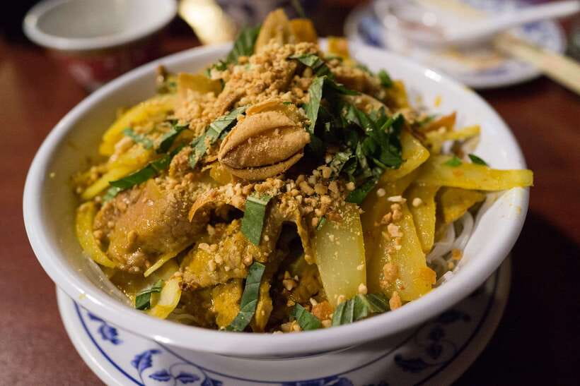Phnom Penh: Evening Food Tour with Drinks & Tuk Tuk Included - Russian Market by night: BBQ chicken, sticky pork ribs, and dessert
