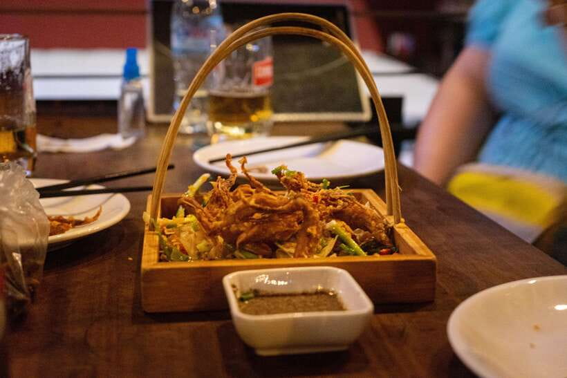 Phnom Penh: Evening Food Tour with Drinks & Tuk Tuk Included - Independence Monument photo stop, then street food near the Royal Palace
