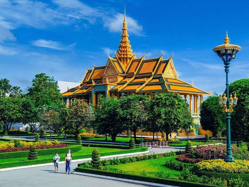 Phnom Penh Full Day Private Tour with All Admission Tickets - A Phnom Penh Day That Swings From Royal Gold to Prison Cells