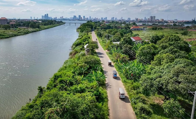Phnom Penh Haft Day Tour to Silk Island by Tuk Tuk - Koh Dach (Silk Island): where craft meets daily routine