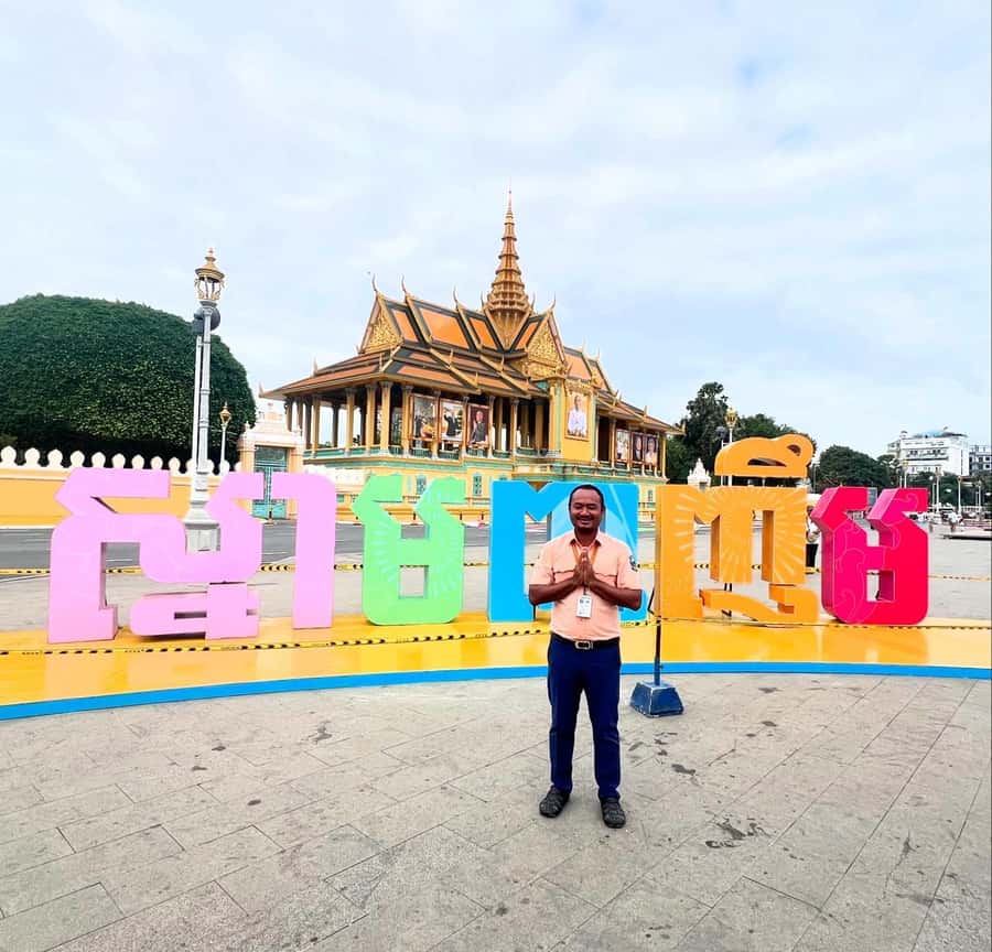 Phnom Penh: Hidden Gems Walking Tour with Local Guide - Street food tasting and Central Market browsing