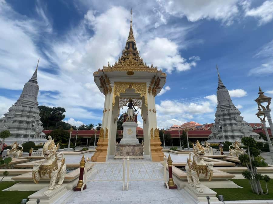 Phnom Penh: Hidden Gems Walking Tour with Local Guide - The temple stop: Khmer carvings and Buddhist relics up close