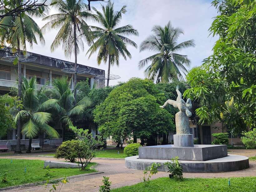 Phnom Penh: Highlights Tour Including S21 and Killing Fields - Price and entry fees: what $30 covers (and what it doesn’t)