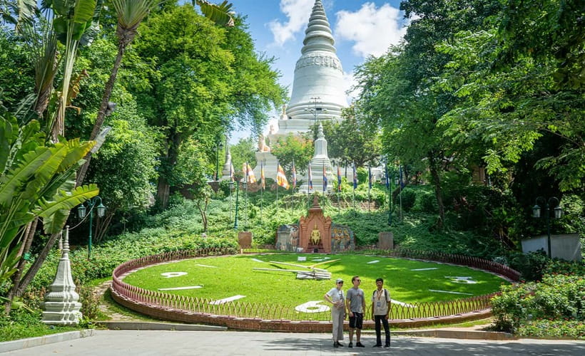 Phnom Penh Historical Sites Tour by Tuk Tuk - Independence Monument: quick photos, guided meaning in 30 minutes