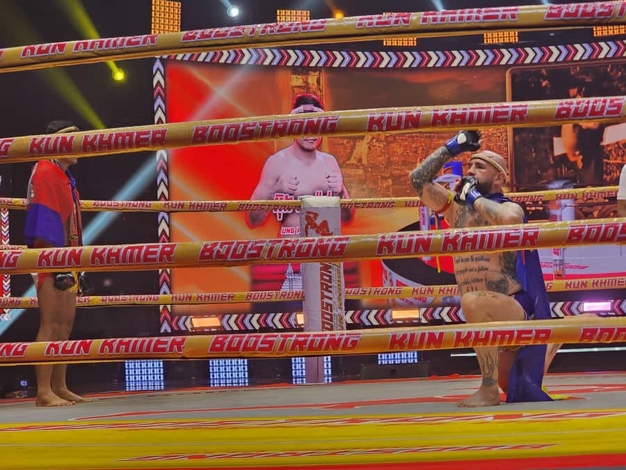 Phnom Penh:Kun Khmer Kickboxing Match at National TV Stadium - What Kun Khmer looks like: strikes, clinch, and why elbows win