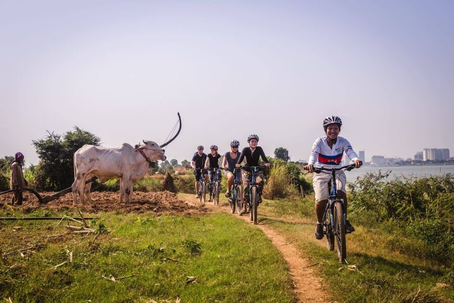 Phnom Penh: Mekong Islands & Silk Islands Guided Bike Tour - Lotus Silk Farm and Shop: Watching Traditional Silk Skills