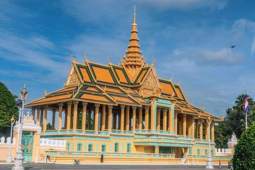 Phnom Penh: Mekong River Sunset Cruise with free flow drink - On board the wooden boat: what the first moments feel like