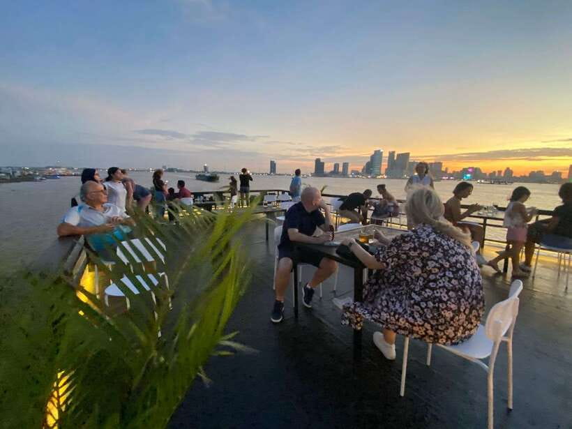 Phnom Penh: Mekong River Sunset Cruise with free flow drink - Fishing neighborhoods at dusk: watching daily life on the stilted houses