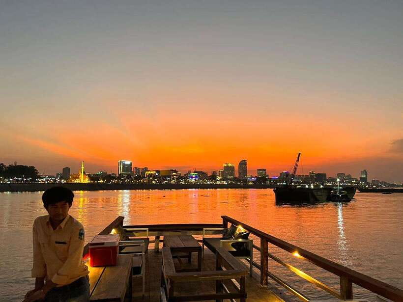 Phnom Penh: Mekong River Sunset Cruise with free flow drink - The timing: why a 17:00 cruise matters