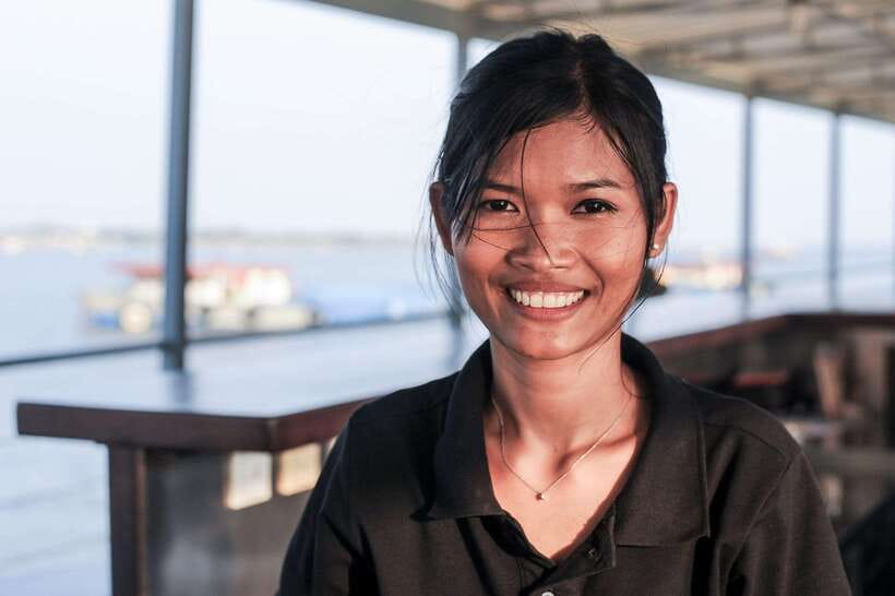 Phnom Penh: Mekong Sunset Dinner Cruise with Live Music - Two Hours on the Mekong: Sunset vs City Lights
