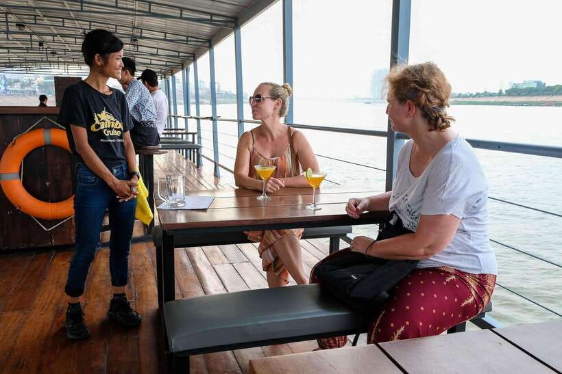 Phnom Penh: Mekong Sunset Dinner Cruise with Live Music - What You’ll See From the Water: Royal Palace Area and Koh Norea Bridge