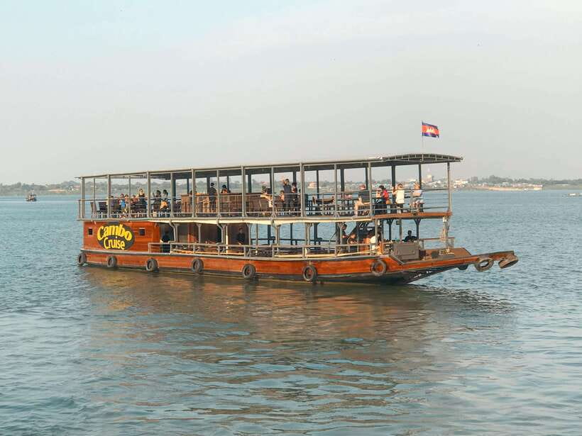 Phnom Penh: Mekong Sunset Dinner Cruise with Live Music - Finding the Boat Near Kroeung Garden (And Avoiding the Usual Mess)