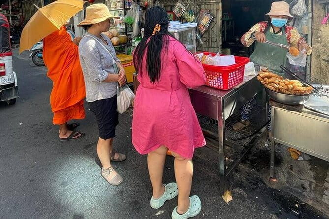 Phnom Penh Morning Breakfast, Market and Art Tour by Tuktuk - Tuk-tuk Phnom Penh in the morning: why this timing works