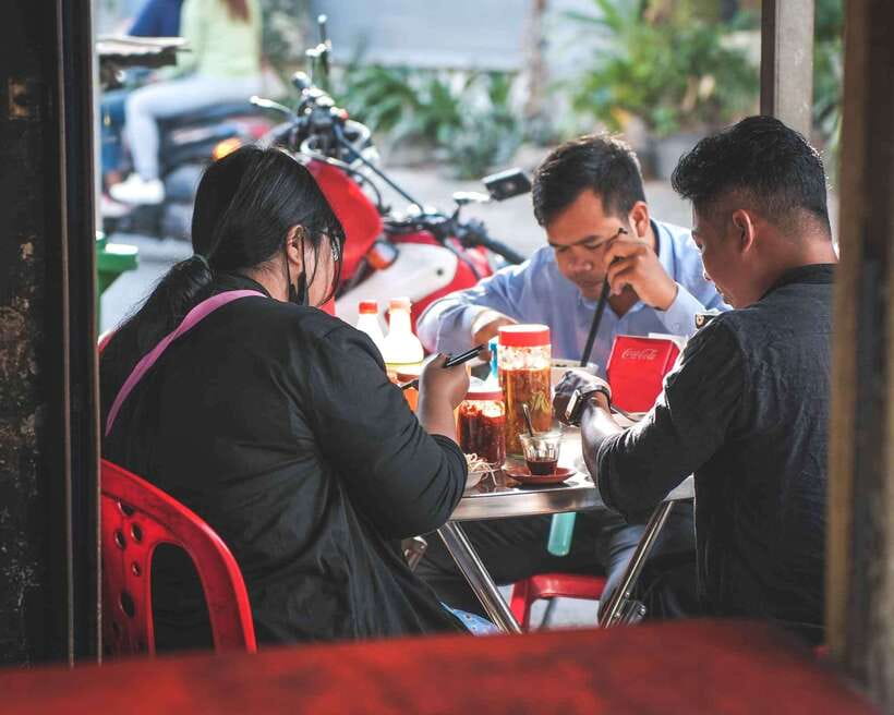Phnom Penh: Morning Market & Guided Breakfast Tour by Tuktuk - Additional Bites Between the Big Stops