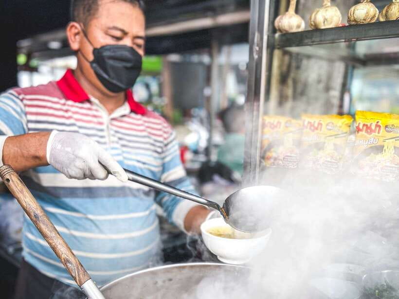 Phnom Penh: Morning Market & Guided Breakfast Tour by Tuktuk - Wet Market Stroll and the Curry-Paste Herb Connection