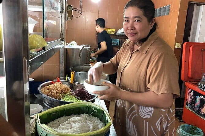 Phnom Penh Night City Highlights & Local Food tour by Tuktuk - Key highlights you’ll feel right away