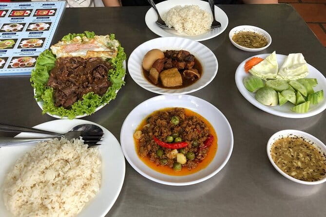 Phnom Penh Night City Highlights & Local Food tour by Tuktuk - Phnom Penh after dark by tuktuk: a 4-hour rhythm that stays friendly