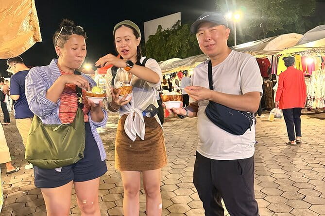 Phnom Penh Night City Highlights & Local Food tour by Tuktuk - Independence Monument: photos, meaning, and a clean 30-minute hit