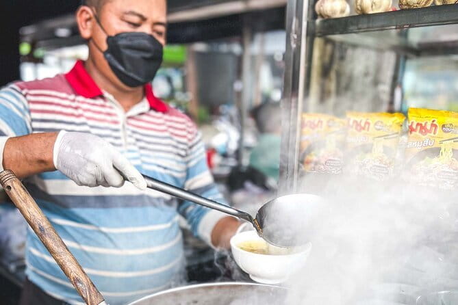 Phnom Penh Night City Highlights & Local Food tour by Tuktuk - Chèsrshr-style rice stop (ចែស្រស់ លក់បាយ): a real family restaurant moment