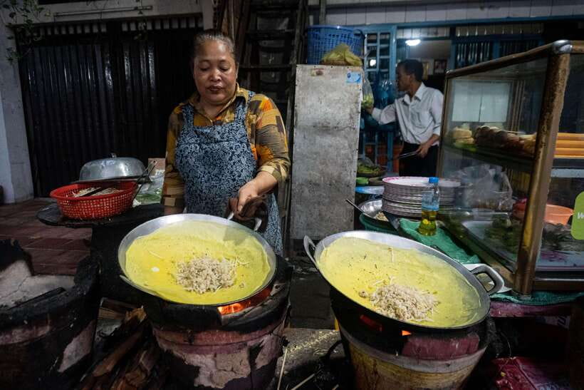Phnom Penh: Night Foodie Tour by Tuk Tuk with Drinks - Romdeng Restaurant and the First Khmer Bites