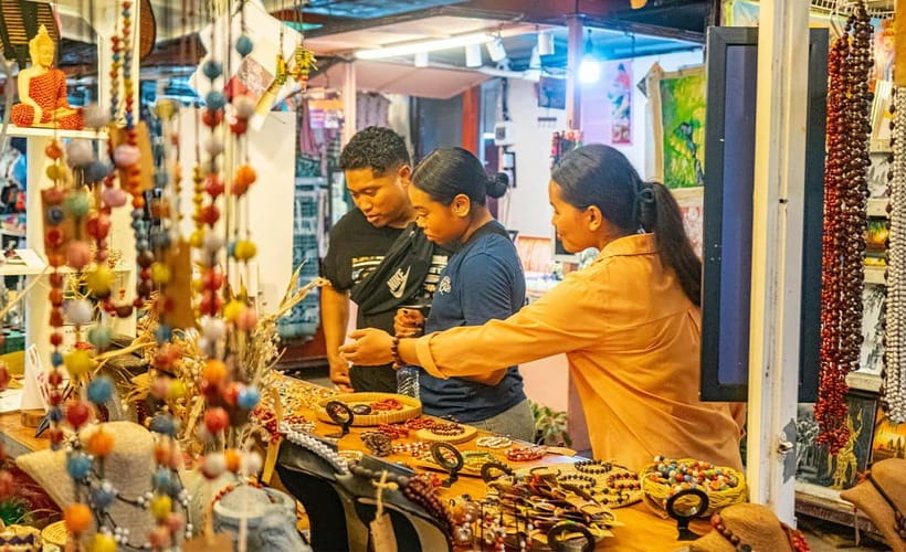 Phnom Penh: Night Foodie Tour by Tuk Tuk with Drinks - Lort Cha Near the Royal Palace: Pin Noodles With Personality
