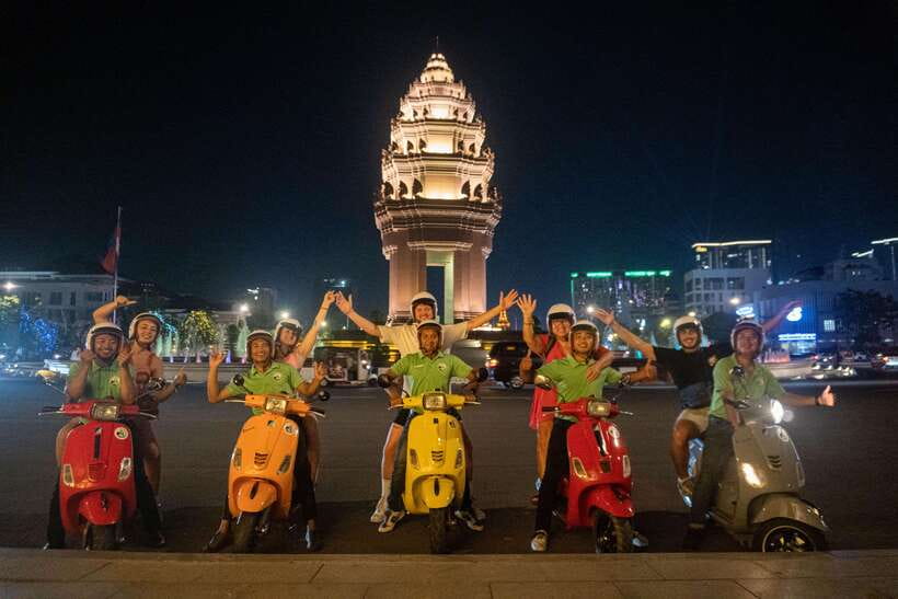 Phnom Penh Night Foodie Vespa Tour / Tuk Tuk Available - The full run of the night: from Wat Botum Park to Bassac Lane