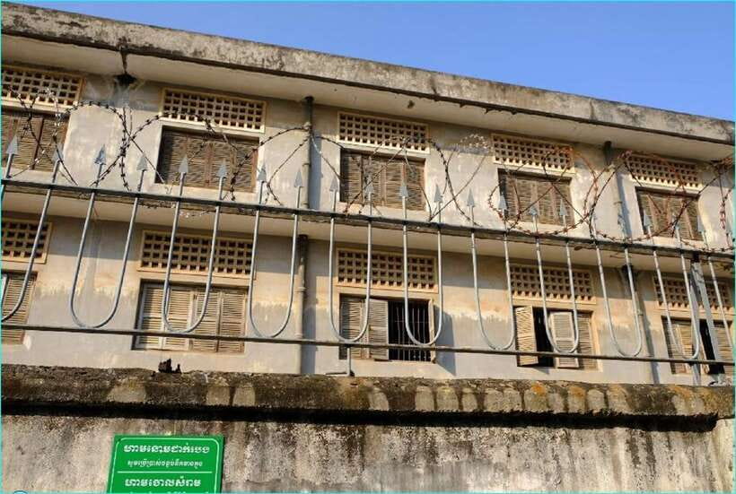 Phnom Penh private tour Tuol Sleng & Choeng Ek Killing Field - Choeung Ek Killing Fields: walking above 2.5 million names