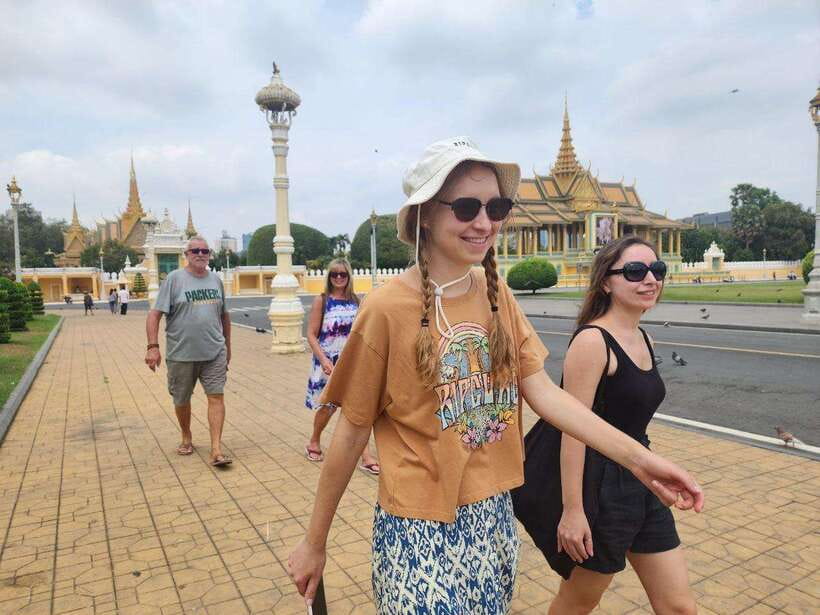 Phnom Penh: Private Tuk-Tuk Tour with English-Speaking - Independence Monument and the City’s Main Streets