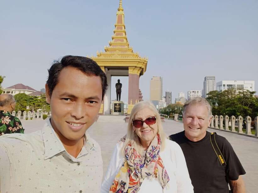 Phnom Penh: Royal Palace, S21, Killing Fields & More Tour - Lunch Stop and Market Time: Russian Market Photos and Central Market Souvenirs