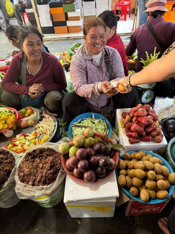 Phnom Penh's Ultimate Street Food Tour by Tuk Tuk - Independence Monument dessert: where you slow down and reset