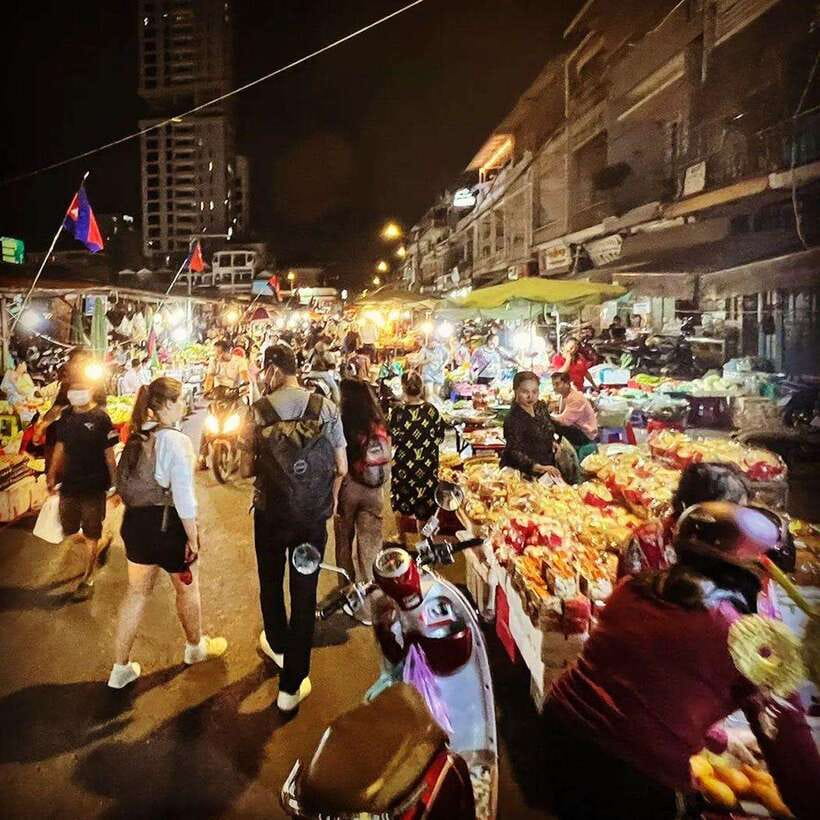 Phnom Penh's Ultimate Street Food Tour by Tuk Tuk - Royal Palace area opener: easy first bites and night momentum