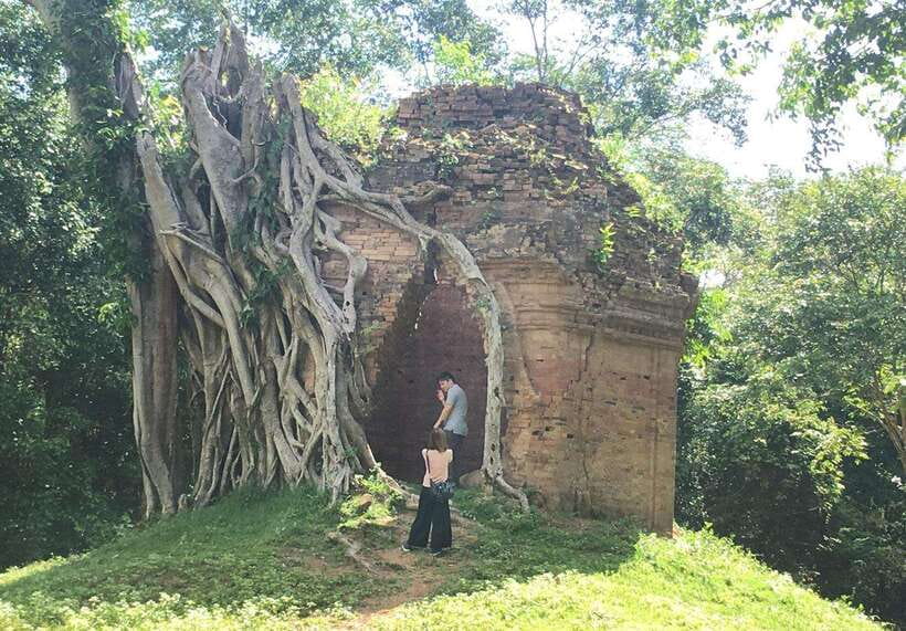 Phnom Penh - Siem Reap Road Transfer Plus Sightseeing - Skoun Market, Spider Ville: a short stop that sets the tone